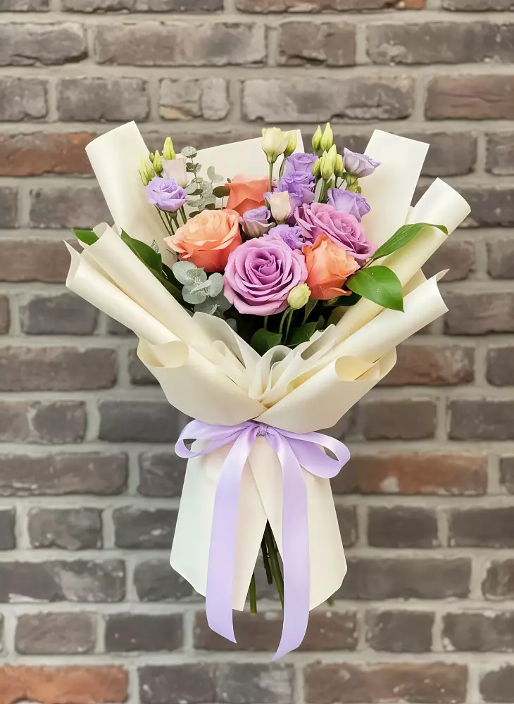 Букет цветов из: Лизиантусы и Розы в Гаврилов-Посаде