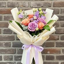 Букет цветов из:  Лизиантусы и Розы в Гаврилов-Посаде