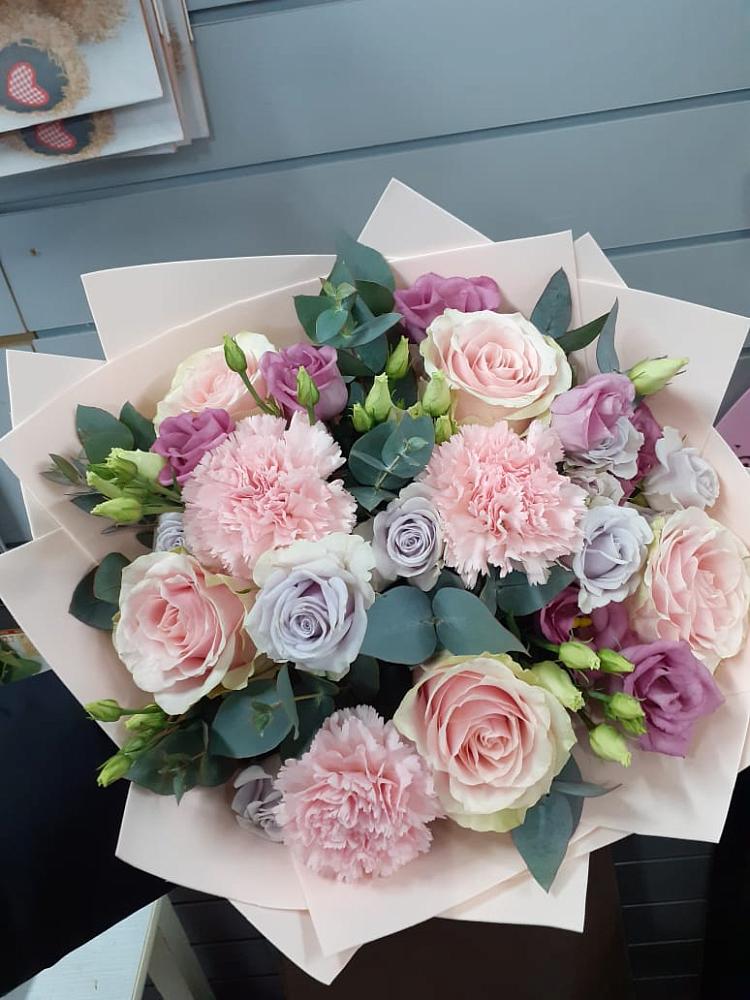 Букет цветов из: Розы, Гвоздики и Лизиантусы в Гаврилов-Посаде